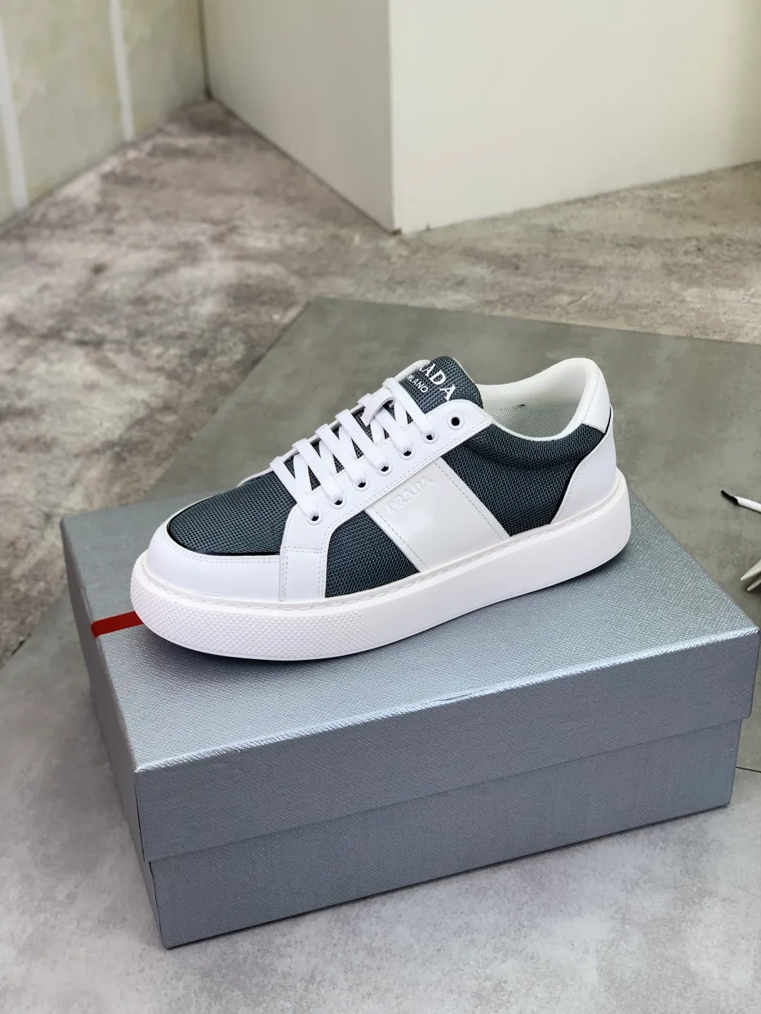Men's men's shoes 💰P542💰 [New style] popular models are on the official website, 🆘 The trendy brand (Prada) mainly promotes popular models, avant-garde and versatile fashionable men's shoes private version mold opening, cowhide surface splicing 1:1.. Fashionable and simple, original imported cowhide lining cowhide feet; the atmosphere and personality are more fashionable, eye-catching and pursuing class. It will subvert the old idea and be a must-have for fashionistas with you! Must keep it! Tall and comfortable, large and low, high-end quality workmanship. Size: 38-44 4️⃣colors available.